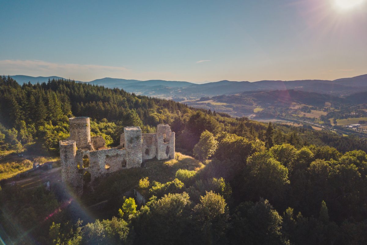 Vue aérienne du château des cornes d'Urfé