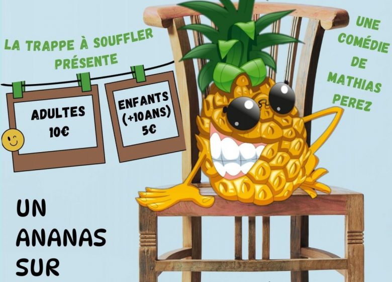 Théâtre – Un ananas sur une chaise en bois.