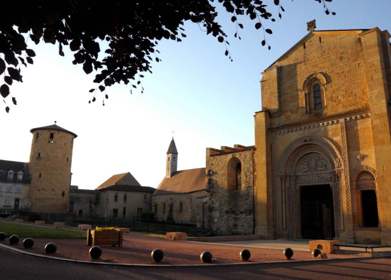 Charlieu et le canal tranquille, Abbaye, andouille et bateau